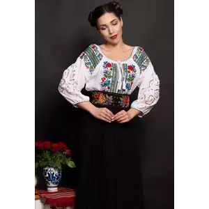 Brau traditional Stefania cu trandafiri brodati imagine