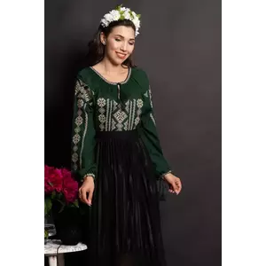 Ie traditionala verde Lenora cu romburi aurii brodate imagine