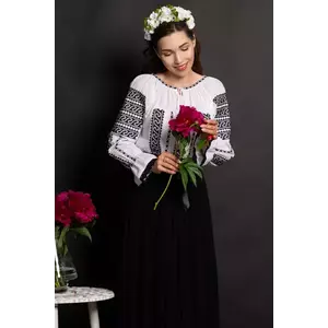Ie dama transilvaneana Isaura cu broderie traditionala imagine