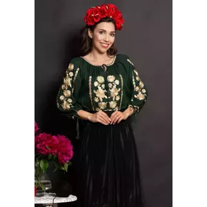 Ie traditionala verde din vascoza Salome cu flori aurii brodate imagine