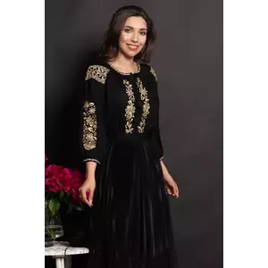 Ie traditionala neagra din vascoza Lena cu flori brodate imagine