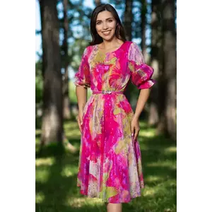 Rochie de zi in clos Aisha din voal fucsia cu imprimeu tip pictura imagine