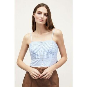 Top crop cu model in dungi imagine