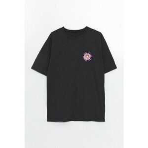 Tricou lejer cu model grafic imagine