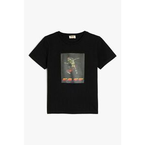 Tricou cu decolteu la baza gatului si imprimeu grafic imagine