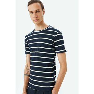Tricou cu decolteu la baza gatului si model in dungi imagine