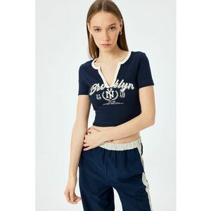 Tricou croo cu model striat si decolteu in V imagine