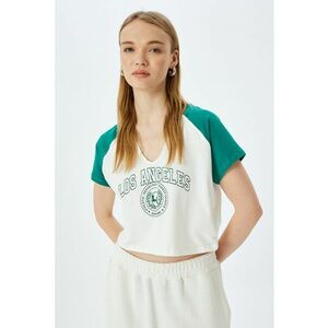 Tricou crop cu model text imagine