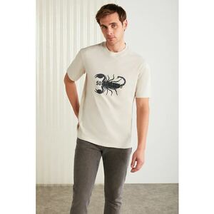 Tricou cu decolteu la baza gatului si imprimeu grafic imagine