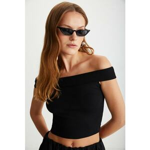 Top cu model uni si decolteu pe umeri imagine