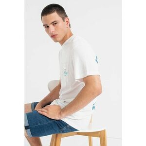 Tricou cu decolteu la baza gatului si imprimeu grafic si text imagine