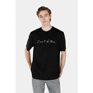 Tricou cu decolteu la baza gatului si text imagine