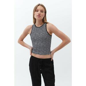 Top crop cu model in dungi imagine