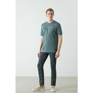 Tricou cu decolteu la baza gatului si imprimeu text imagine