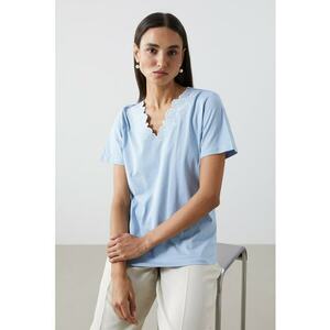 Bluza cu decolteu in V si broderie imagine