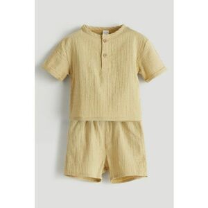 Set de tricou cu striatii si pantaloni scurti - 2 piese imagine