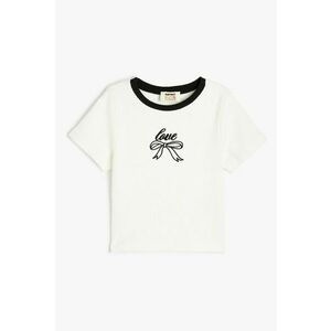 Tricou cu decolteu la baza gatului si text brodat imagine