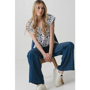 Tricou cu model floral si decolteu in V imagine