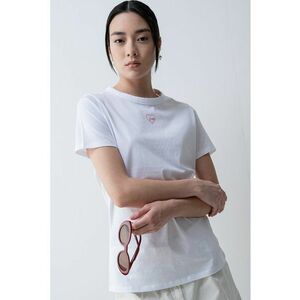 Tricou cu decolteu la baza gatului si inima discreta imagine