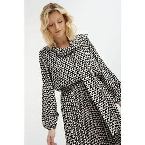 Bluza lejera cu maneci lungi si model imagine