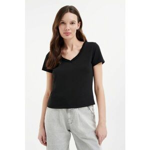 Tricou cu decolteu in V si volane imagine