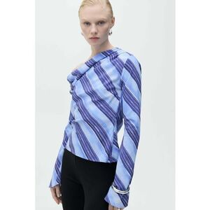 Bluza cu decolteu pe un umar si model in dungi imagine