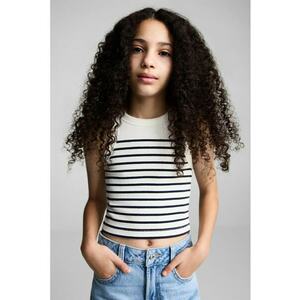 Top crop cu model in dungi imagine