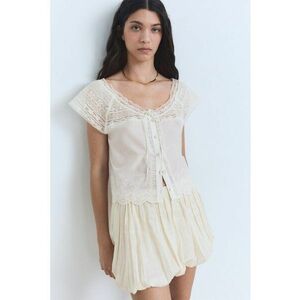 Tricou cu decolteu rotund si insertii din dantela imagine
