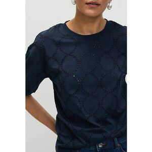 Tricou cu decolteu la baza gatului si broderie imagine