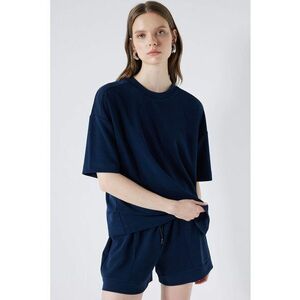 Tricou lejer cu decolteu la baza gatului imagine