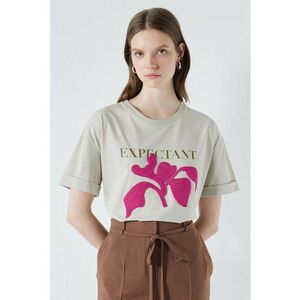 Tricou cu decolteu la baza gatului si imprimeu grafic imagine