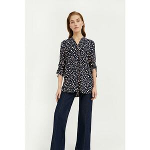 Bluza cu buline si decolteu in V imagine