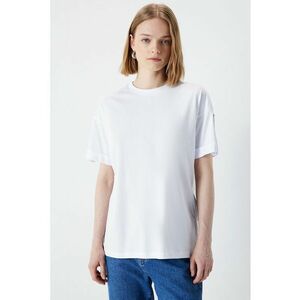 Tricou lejer cu decolteu la baza gatului imagine