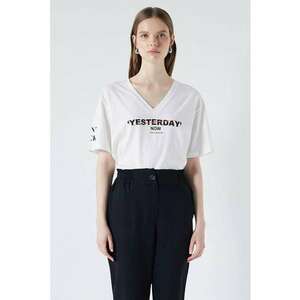 Tricou cu decolteu in V si model text imagine