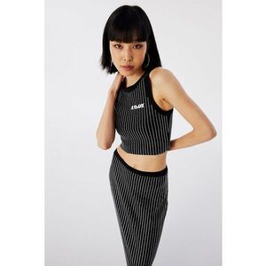 Top crop cu model in dungi imagine