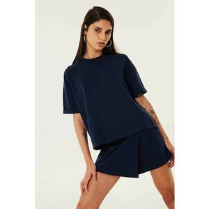 Tricou cu decolteu la baza gatului si model uni imagine