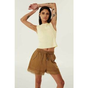 Tricou crop cu aplicatii pe piept imagine
