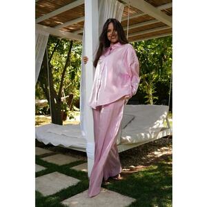 Set de camasa supradimensionata si pantaloni satinati - Roz imagine