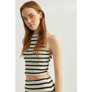 Top crop cu model in dungi imagine