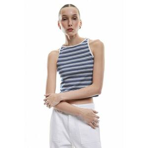 Top crop cu model in dungi imagine