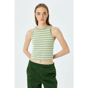 Top crop cu model in dungi imagine