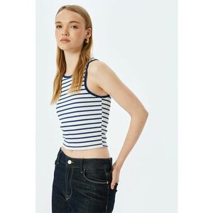 Top crop cu model in dungi imagine