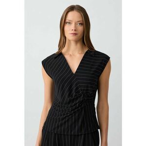 Bluza cu decolteu in V si dungi imagine