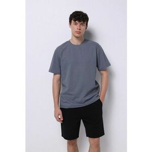 Tricou lejer cu decolteu la baza gatului si model uni imagine
