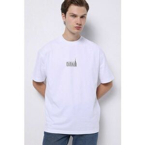 Tricou lejer cu detaliu text imagine