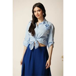 Camasa bleu din bumbac lejera cu dungi si floare detasabila imagine