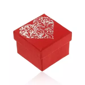Cutiuță roșie de cadou, inimă mare decorată de culoare argintie imagine