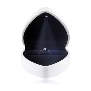 Cutie pentru inele cu lumină LED - inimă, culoare alb lucios, pernă neagră imagine