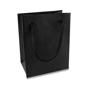 Pungă mică de hârtie pentru cadou – negru, mat, model grilă imagine