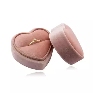 Cutie cadou pentru inel - inimă din material roz cu capac moale imagine